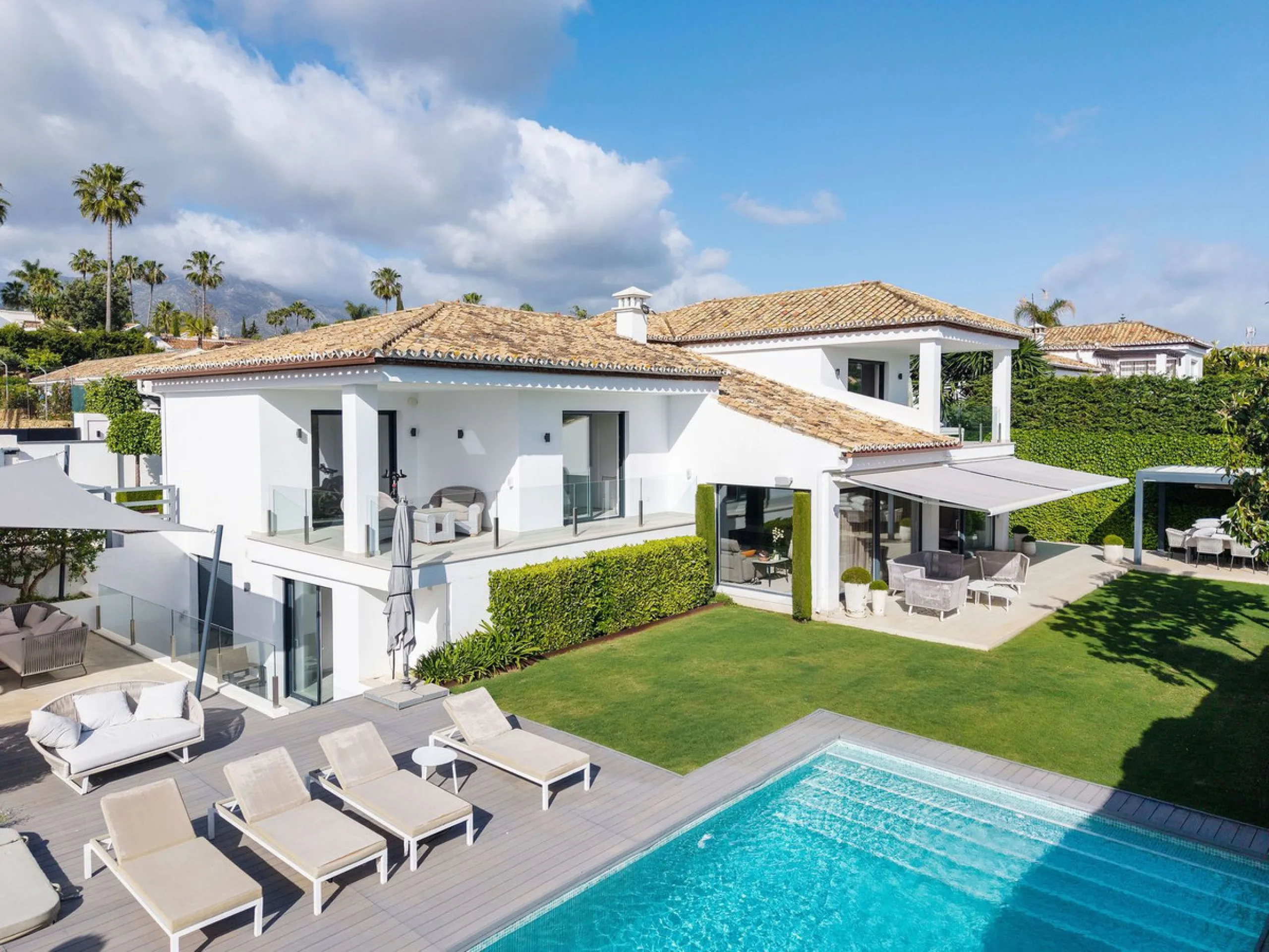 House - Detached Villa в продаже в Marbella, Málaga. В доме 5 спален и 4 ванных комнат. Площадь дома 306 м². Площадь участка 830 м²