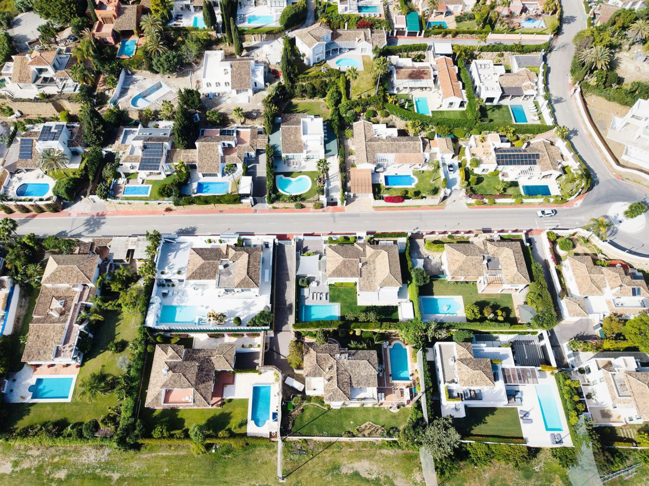 House - Detached Villa в продаже в Marbella, Málaga. В доме 5 спален и 4 ванных комнат. Площадь дома 306 м². Площадь участка 830 м²