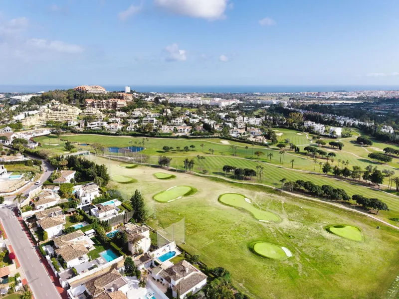 House - Detached Villa в продаже в Marbella, Málaga. В доме 5 спален и 4 ванных комнат. Площадь дома 306 м². Площадь участка 830 м²