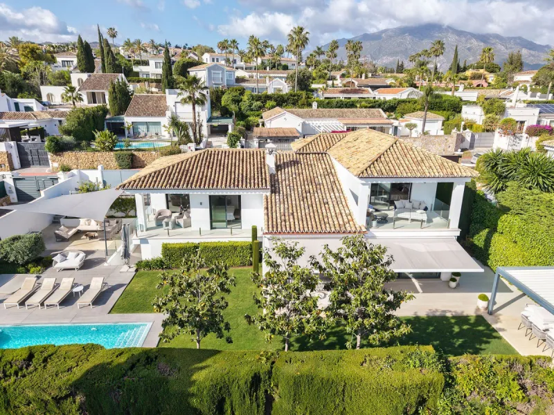 House - Detached Villa в продаже в Marbella, Málaga. В доме 5 спален и 4 ванных комнат. Площадь дома 306 м². Площадь участка 830 м²