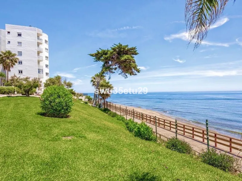 This fantastic first-line beach apartment with stunning sea views offers direct access to the communal gardens and beach.