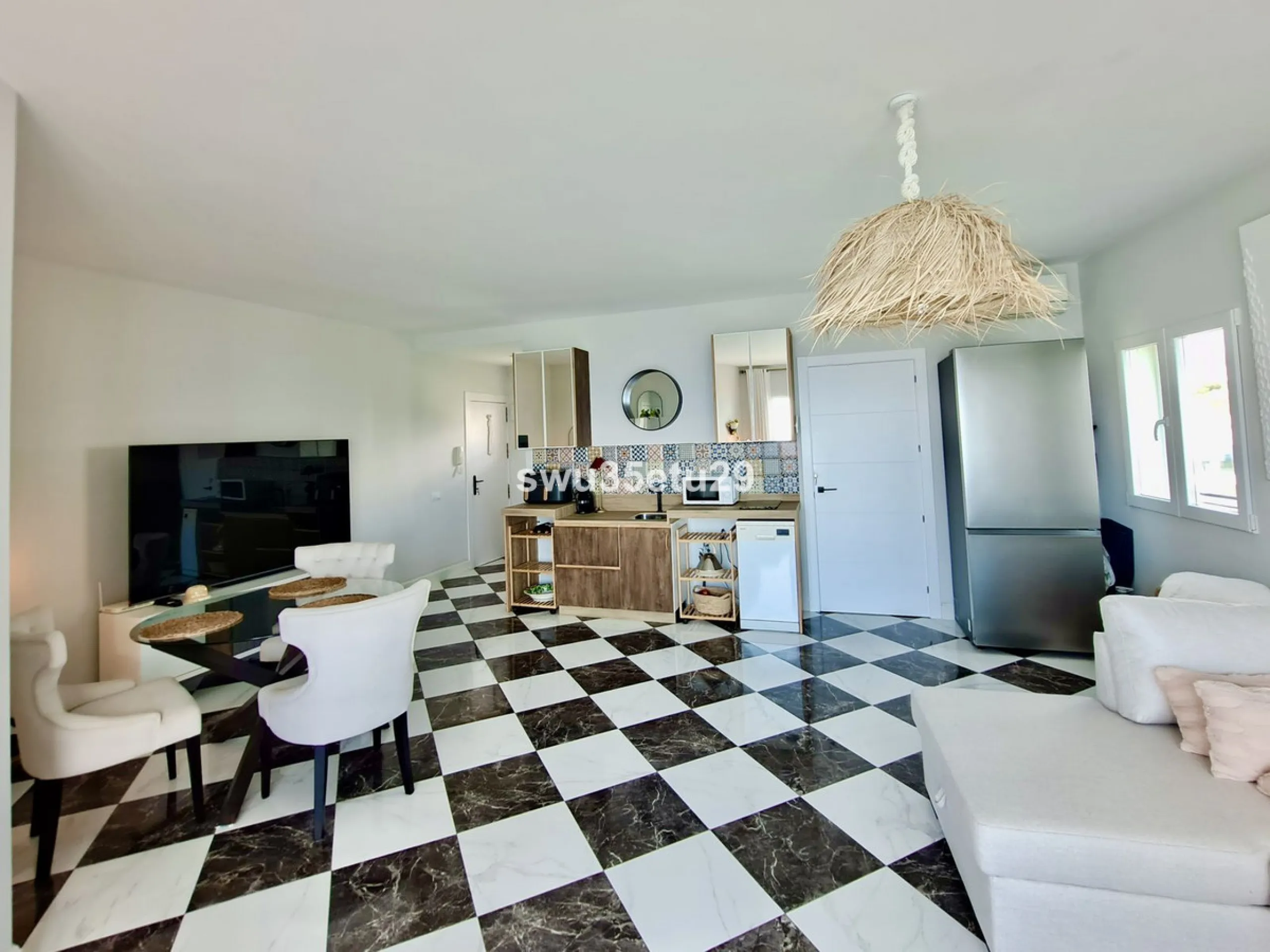 This fantastic first-line beach apartment with stunning sea views offers direct access to the communal gardens and beach.