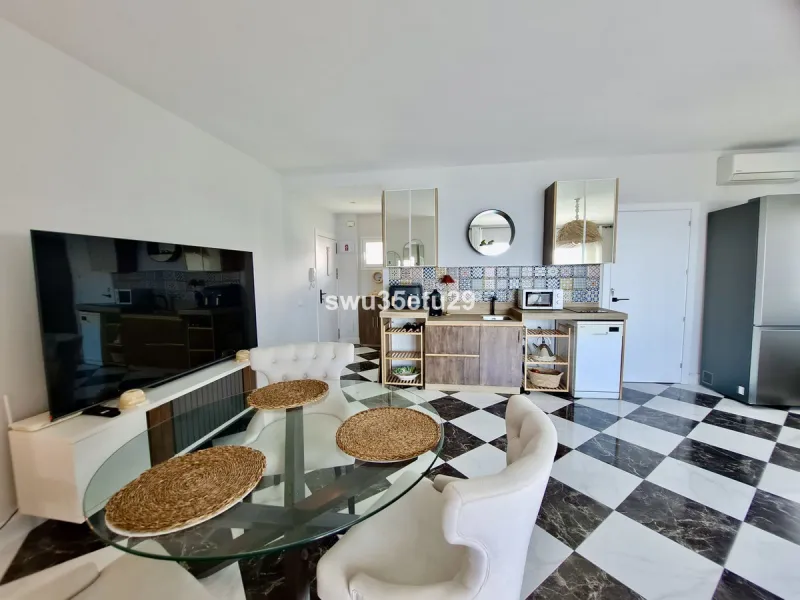 This fantastic first-line beach apartment with stunning sea views offers direct access to the communal gardens and beach.