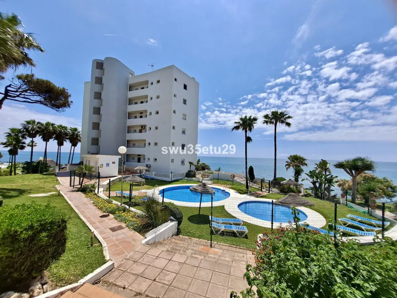 This fantastic first-line beach apartment with stunning sea views offers direct access to the communal gardens and beach.