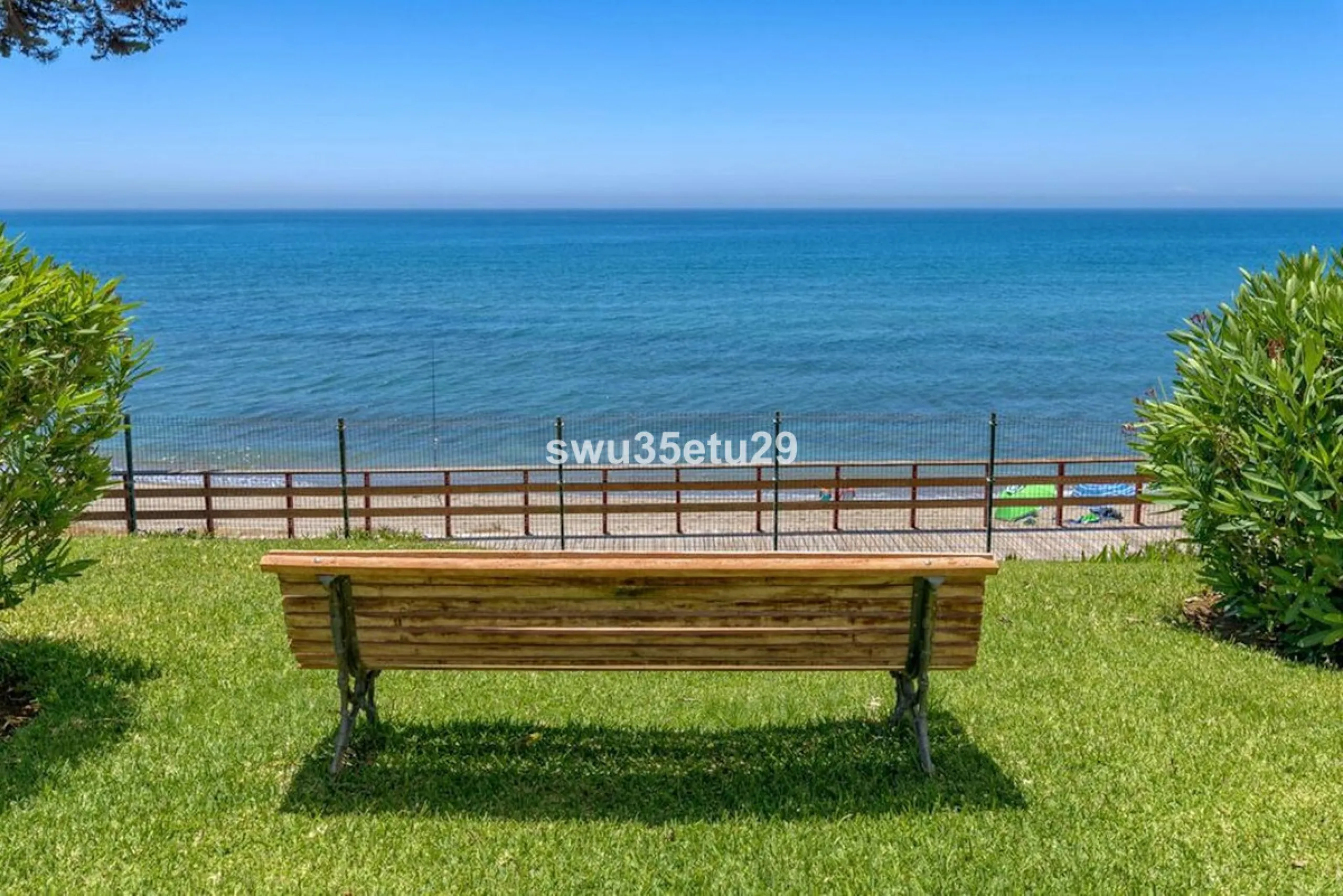 This fantastic first-line beach apartment with stunning sea views offers direct access to the communal gardens and beach.