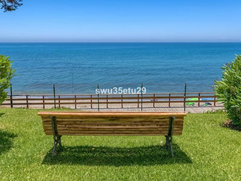 This fantastic first-line beach apartment with stunning sea views offers direct access to the communal gardens and beach.