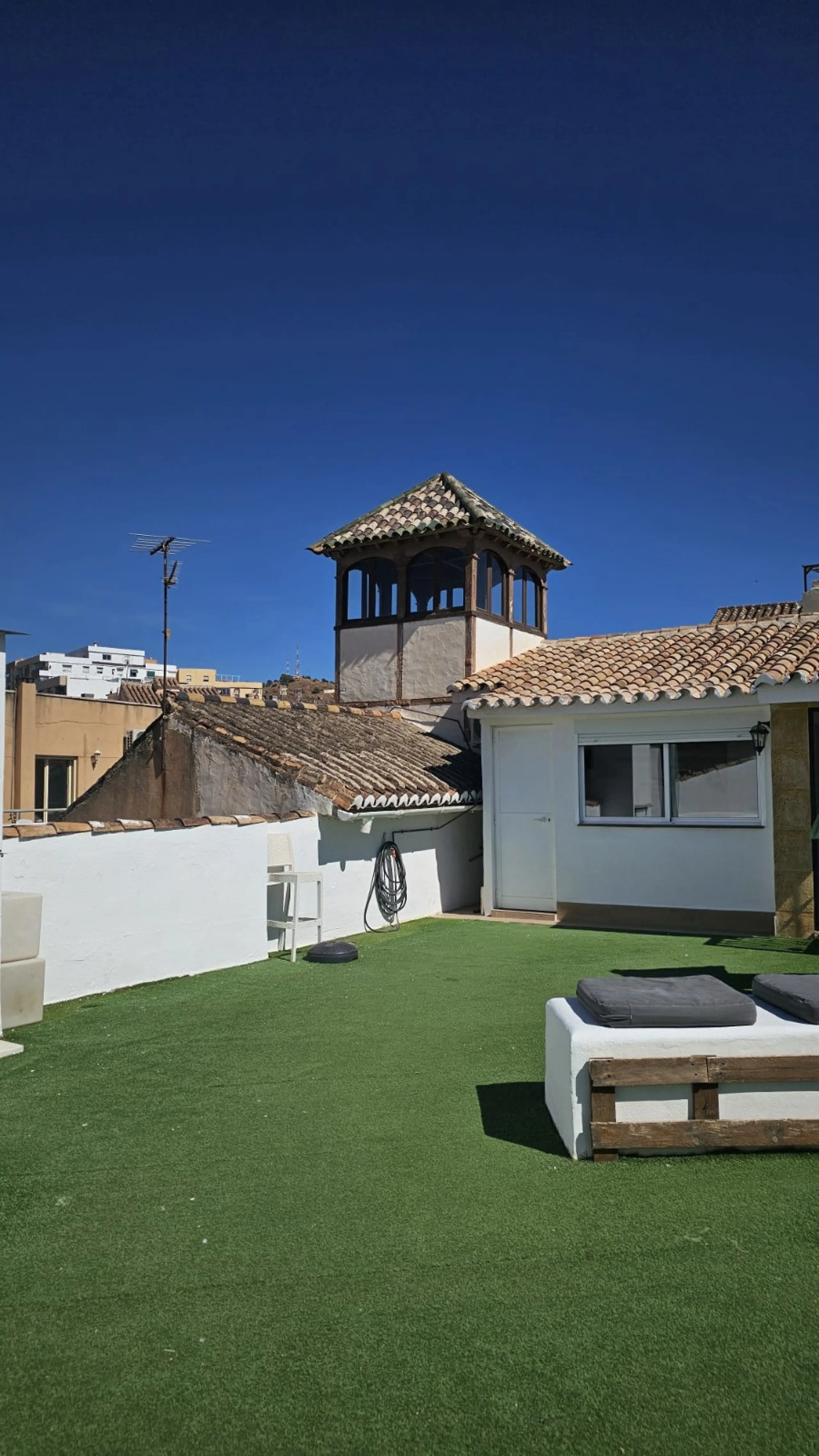 Boutique hotel located in the heart of Málaga, on a quiet street yet close to all services and amenities. It boasts 590 m² of built area and 13 rooms distributed over four floors, including a penthouse with a turret.