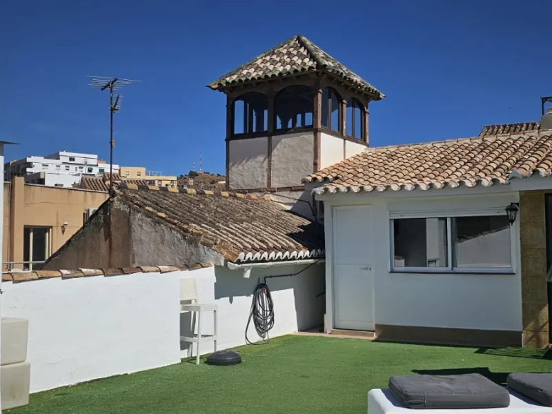Boutique hotel located in the heart of Málaga, on a quiet street yet close to all services and amenities. It boasts 590 m² of built area and 13 rooms distributed over four floors, including a penthouse with a turret.