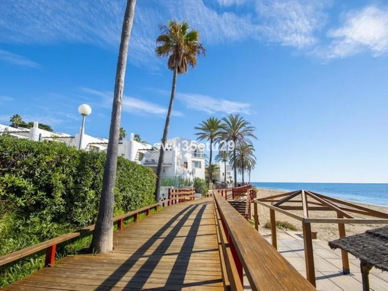 This fantastic first-line beach apartment with stunning sea views offers direct access to the communal gardens and beach.