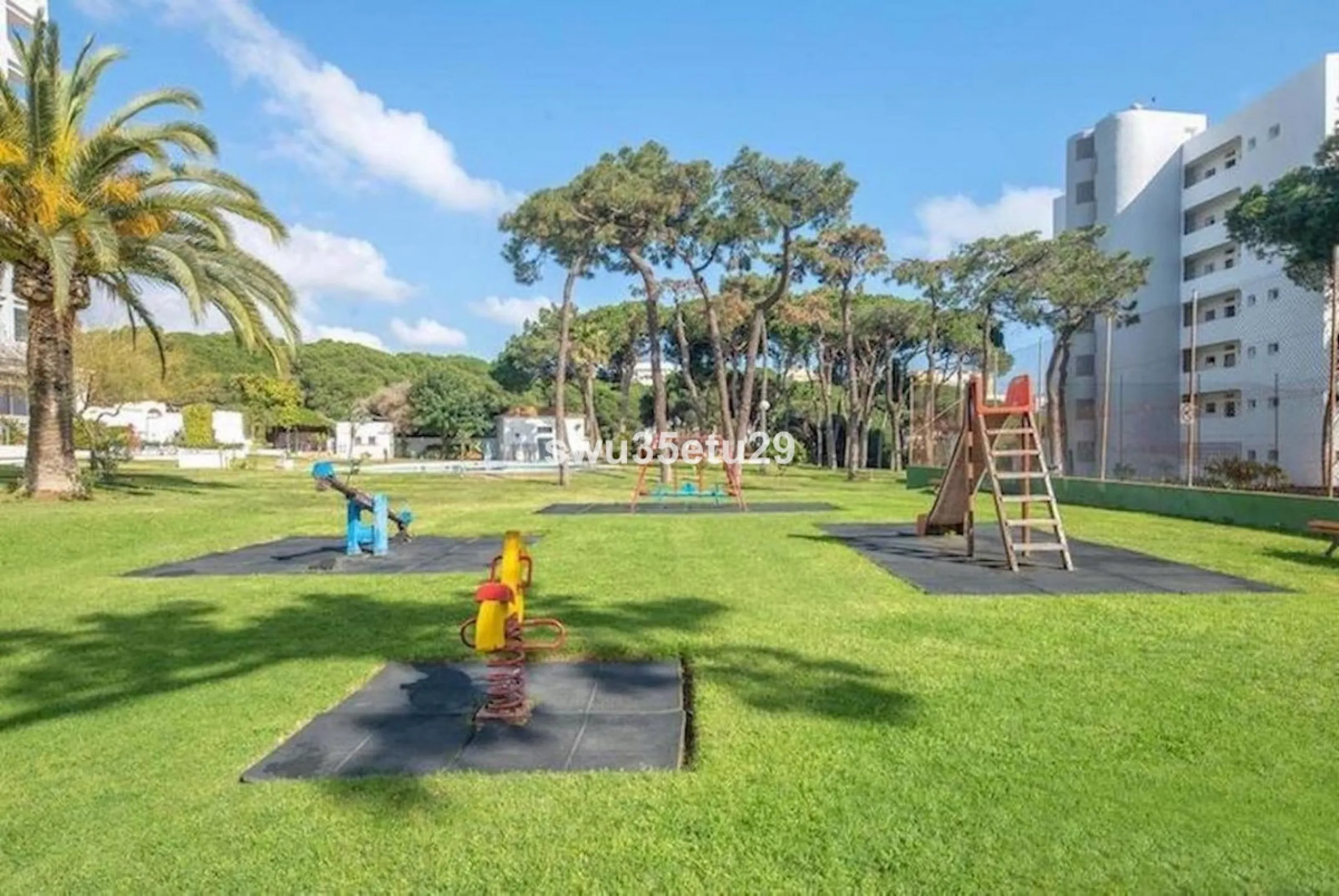 This fantastic first-line beach apartment with stunning sea views offers direct access to the communal gardens and beach.