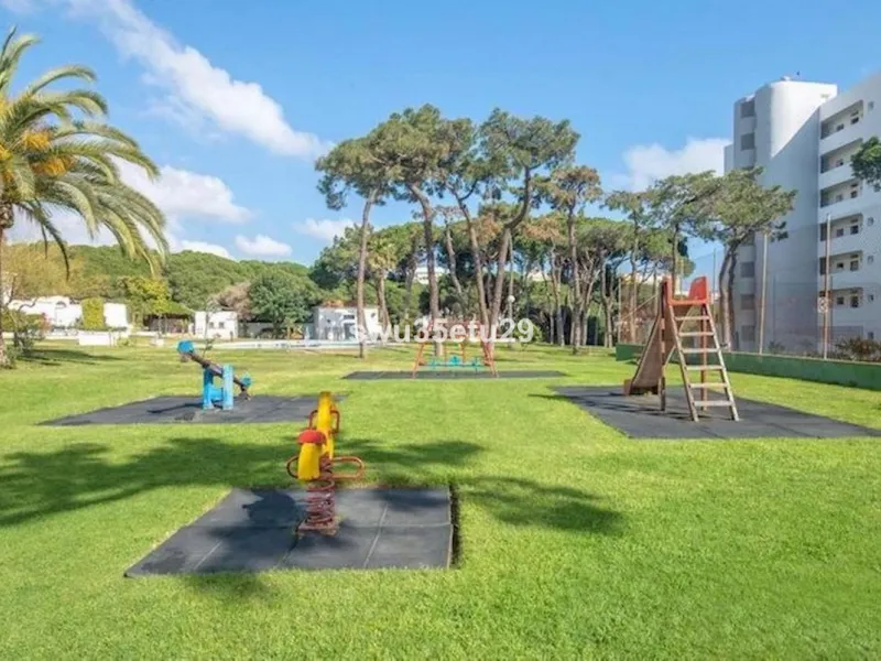 This fantastic first-line beach apartment with stunning sea views offers direct access to the communal gardens and beach.