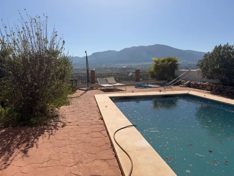 House - Detached Villa в продаже в Alhaurín el Grande, Málaga. В доме 4 спален и 3 ванных комнат. Площадь дома 228 м². Площадь участка 850 м²