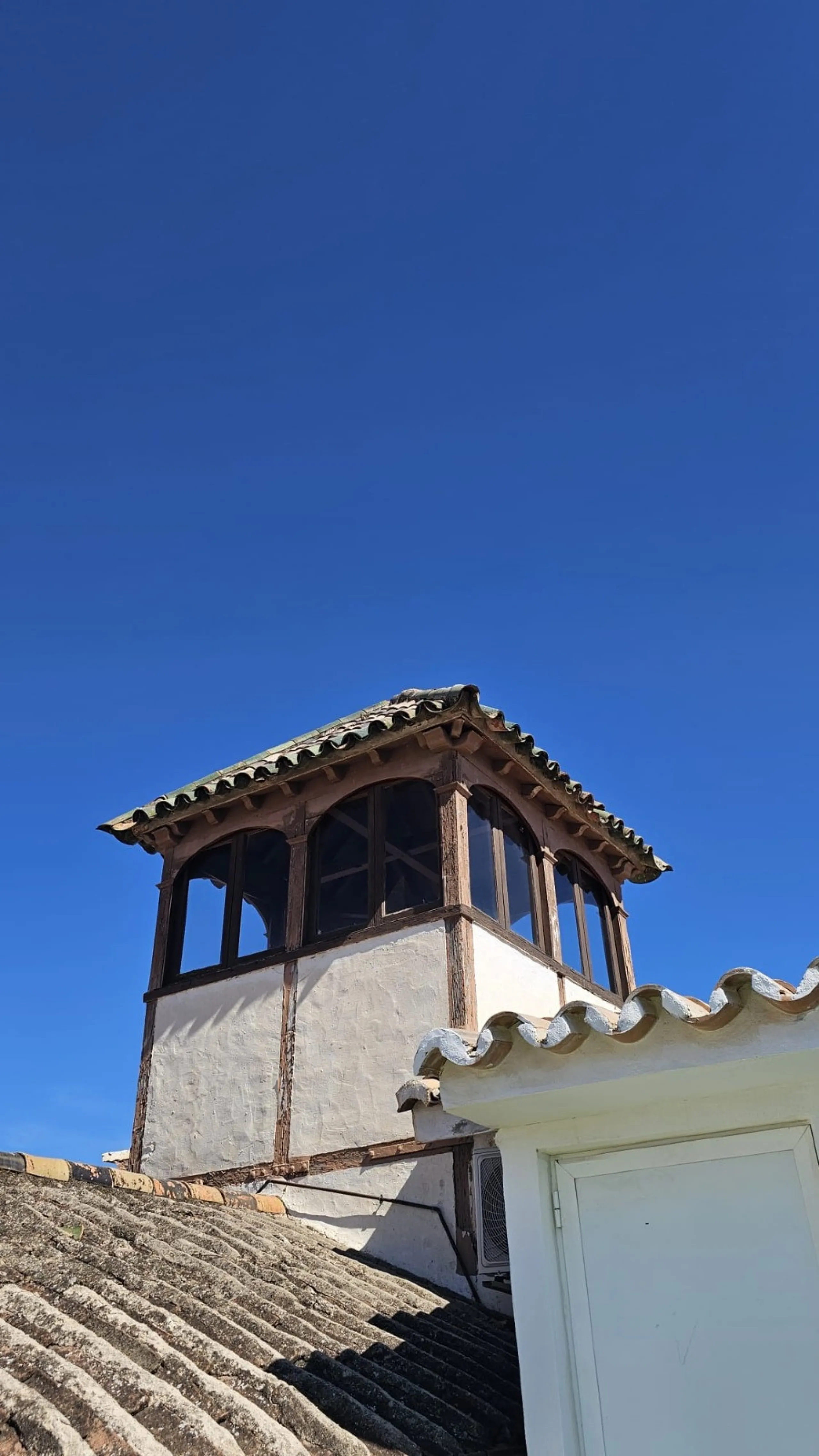 Boutique hotel located in the heart of Málaga, on a quiet street yet close to all services and amenities. It boasts 590 m² of built area and 13 rooms distributed over four floors, including a penthouse with a turret.