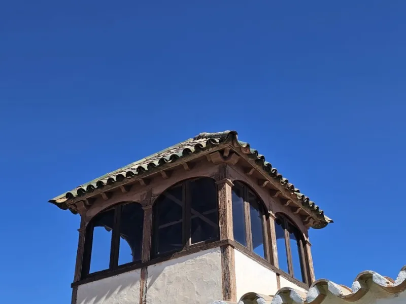 Boutique hotel located in the heart of Málaga, on a quiet street yet close to all services and amenities. It boasts 590 m² of built area and 13 rooms distributed over four floors, including a penthouse with a turret.
