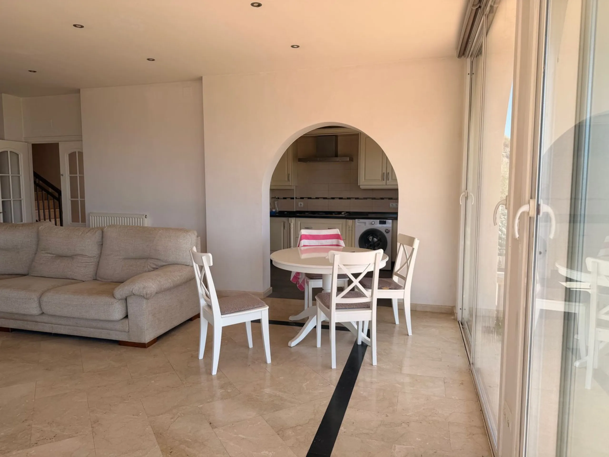 House - Detached Villa в продаже в Alhaurín el Grande, Málaga. В доме 4 спален и 3 ванных комнат. Площадь дома 228 м². Площадь участка 850 м²