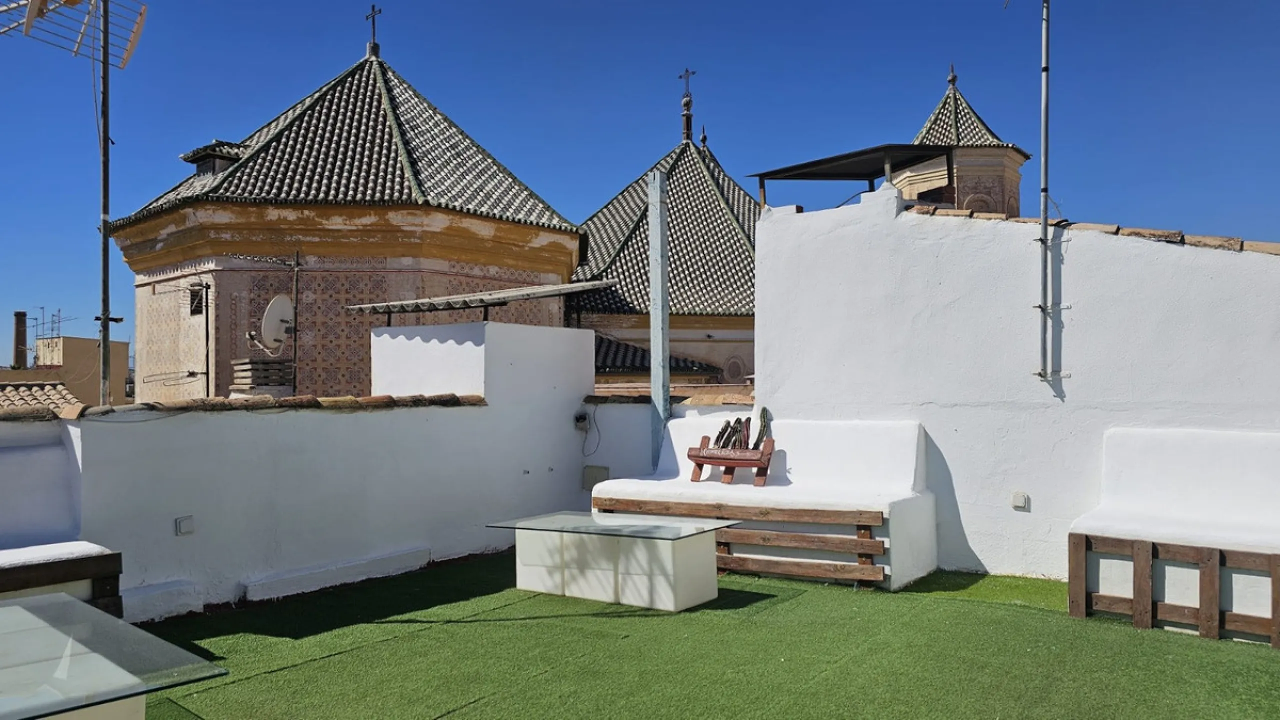 Boutique hotel located in the heart of Málaga, on a quiet street yet close to all services and amenities. It boasts 590 m² of built area and 13 rooms distributed over four floors, including a penthouse with a turret.