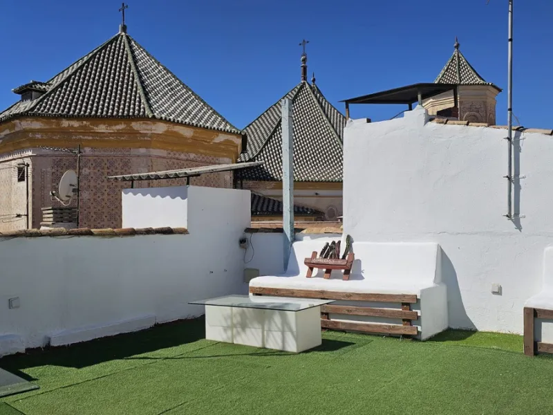 Boutique hotel located in the heart of Málaga, on a quiet street yet close to all services and amenities. It boasts 590 m² of built area and 13 rooms distributed over four floors, including a penthouse with a turret.