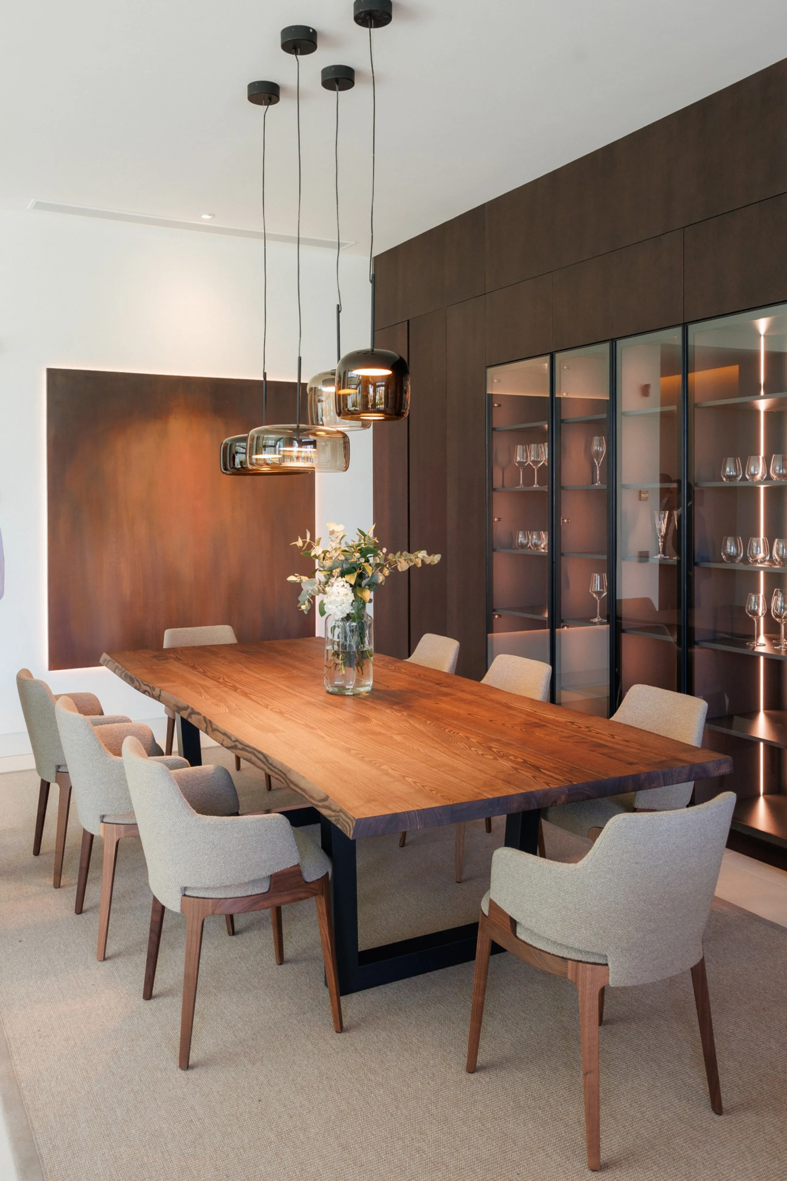 This exceptional contemporary villa is situated in the prestigious Lomas del Rey,  Marbella Golden Mile. Boasting a prime location, the property offers proximity to local amenities, transport links, shops, the town centre, the port, as well as being conve
