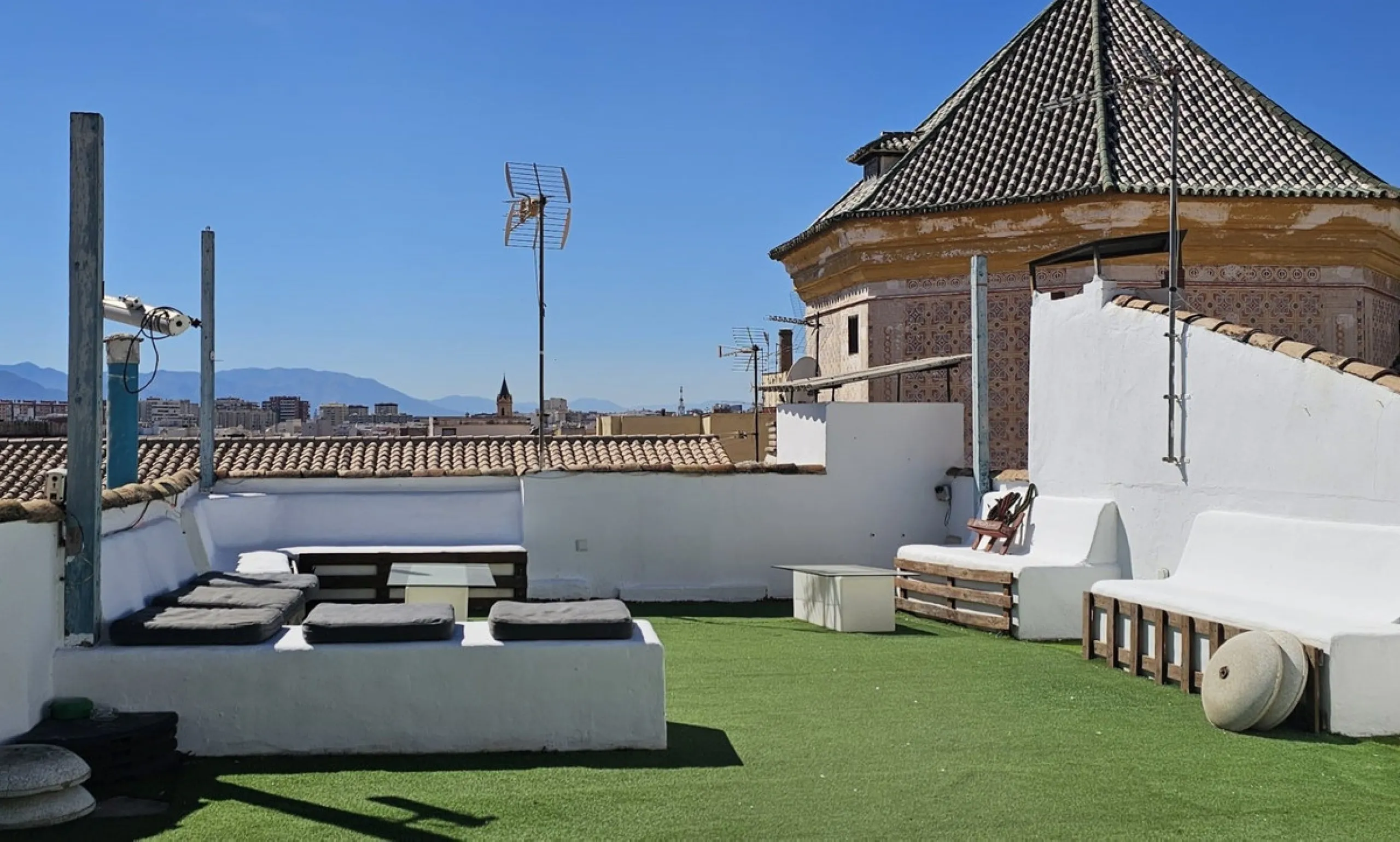 Boutique hotel located in the heart of Málaga, on a quiet street yet close to all services and amenities. It boasts 590 m² of built area and 13 rooms distributed over four floors, including a penthouse with a turret.