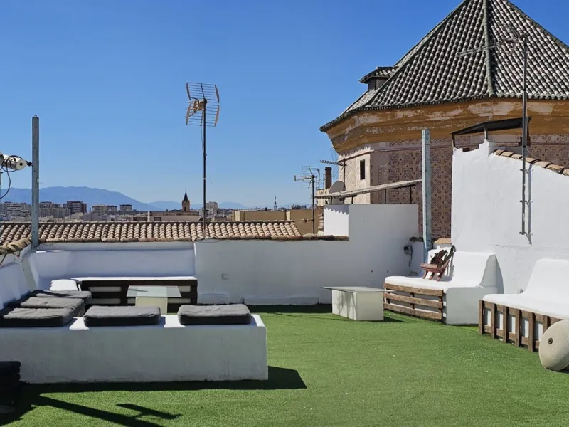 Boutique hotel located in the heart of Málaga, on a quiet street yet close to all services and amenities. It boasts 590 m² of built area and 13 rooms distributed over four floors, including a penthouse with a turret.
