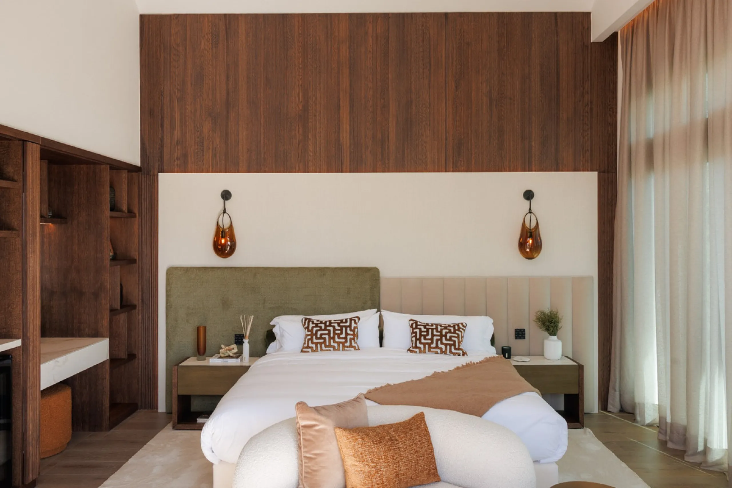 This exceptional contemporary villa is situated in the prestigious Lomas del Rey,  Marbella Golden Mile. Boasting a prime location, the property offers proximity to local amenities, transport links, shops, the town centre, the port, as well as being conve