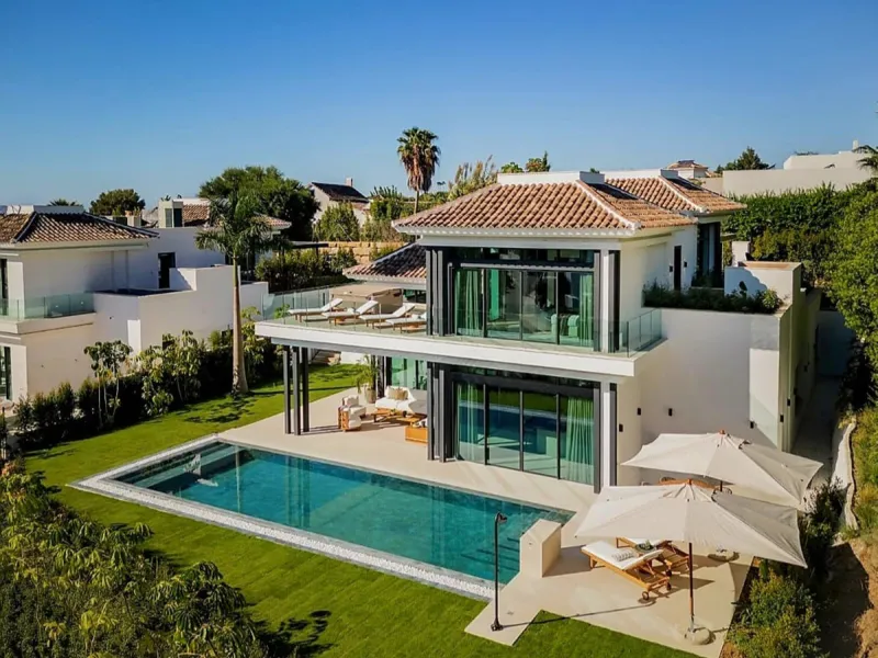 This exceptional contemporary villa is situated in the prestigious Lomas del Rey,  Marbella Golden Mile. Boasting a prime location, the property offers proximity to local amenities, transport links, shops, the town centre, the port, as well as being conve