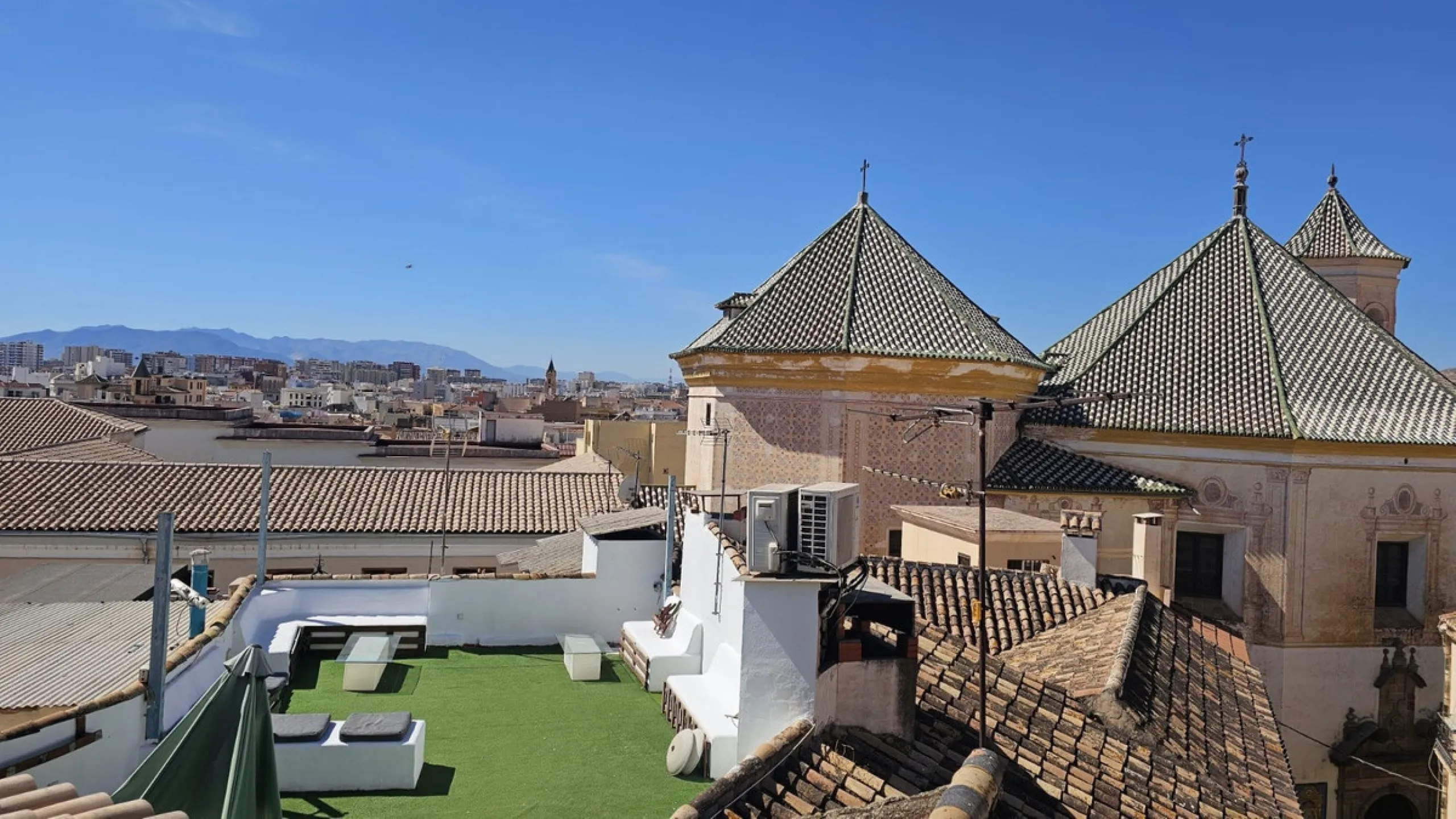 Boutique hotel located in the heart of Málaga, on a quiet street yet close to all services and amenities. It boasts 590 m² of built area and 13 rooms distributed over four floors, including a penthouse with a turret.