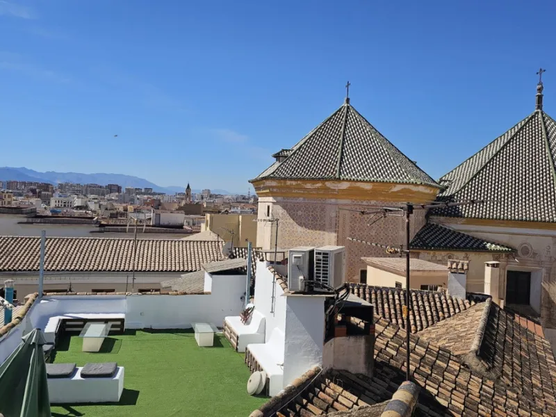 Boutique hotel located in the heart of Málaga, on a quiet street yet close to all services and amenities. It boasts 590 m² of built area and 13 rooms distributed over four floors, including a penthouse with a turret.