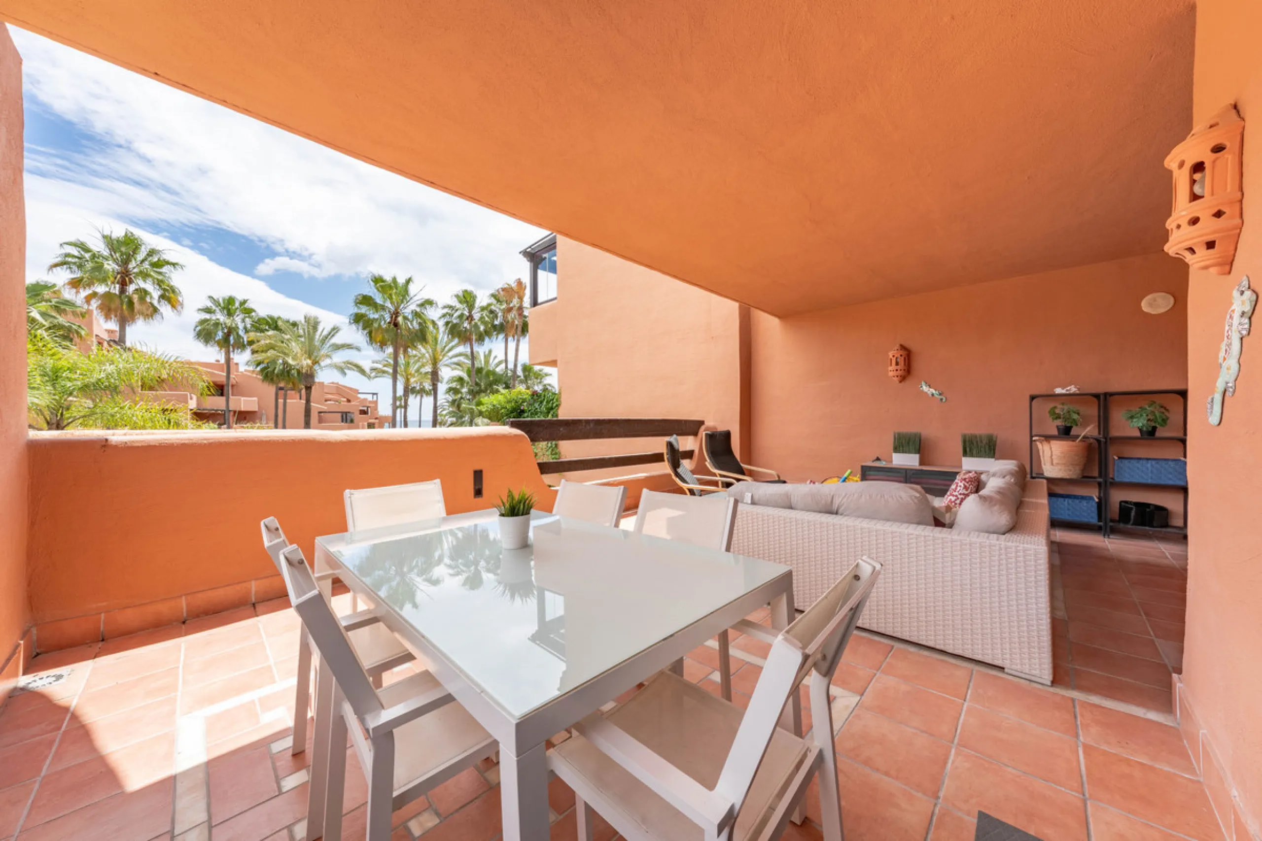 Apartment - Middle Floor Apartment в продаже в Estepona, Málaga. В доме 2 спален и 2 ванных комнат. Площадь дома 170 м²