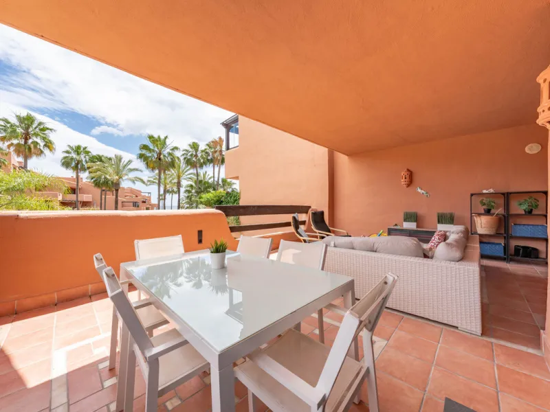 Welcome to your dream coastal retreat in the highly sought-after Mar Azul complex in Estepona! This elegant 2-bedroom, 2-bathroom apartment offers a perfect blend of luxury, comfort, and unbeatable location on the Costa del Sol.
