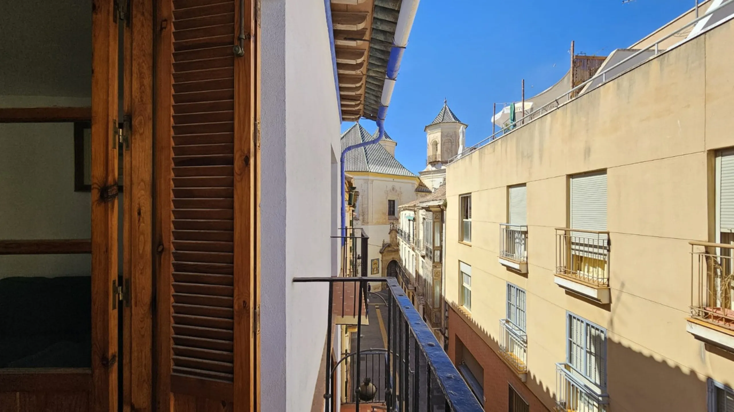 Boutique hotel located in the heart of Málaga, on a quiet street yet close to all services and amenities. It boasts 590 m² of built area and 13 rooms distributed over four floors, including a penthouse with a turret.