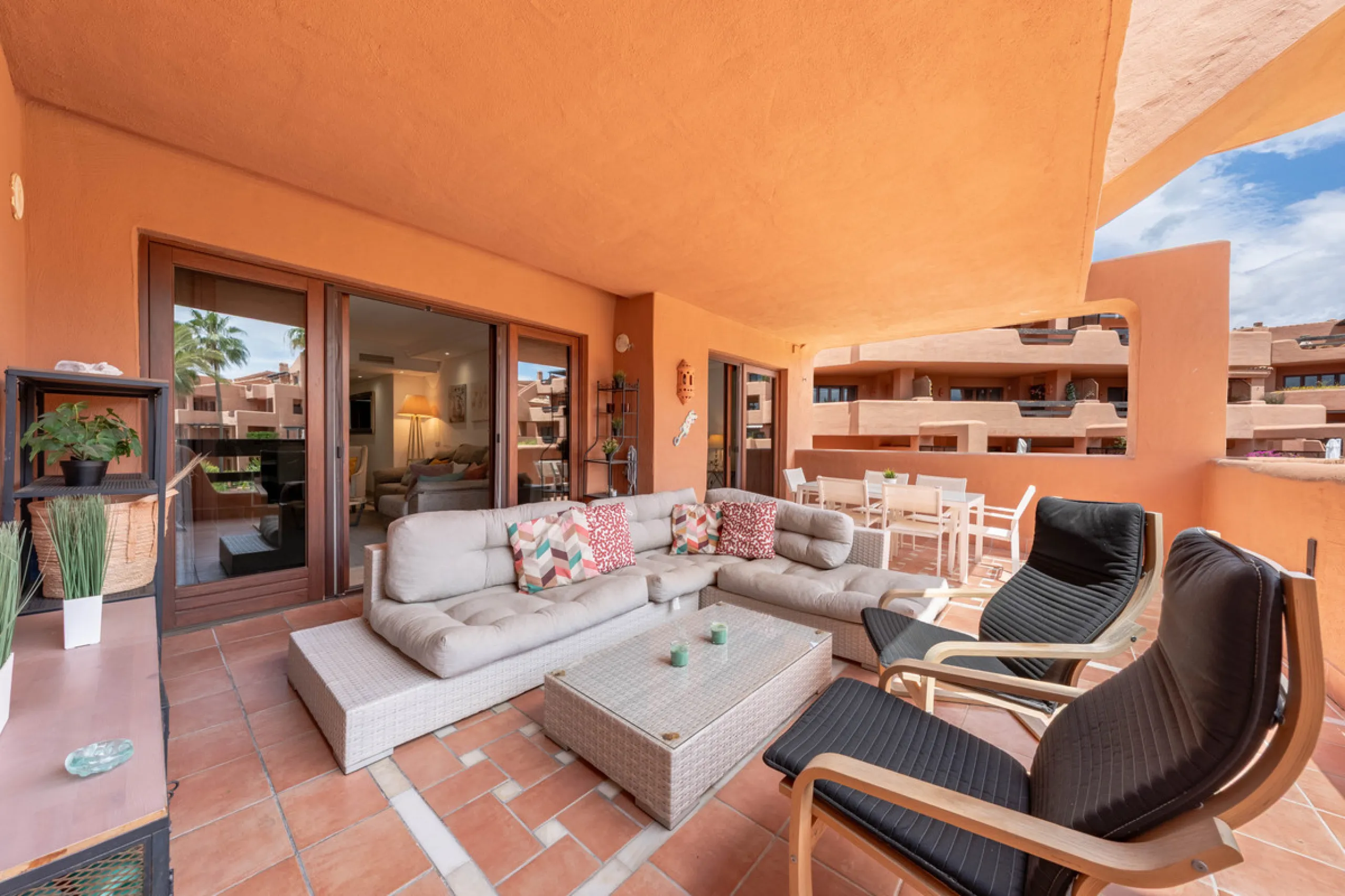 Apartment - Middle Floor Apartment в продаже в Estepona, Málaga. В доме 2 спален и 2 ванных комнат. Площадь дома 170 м²