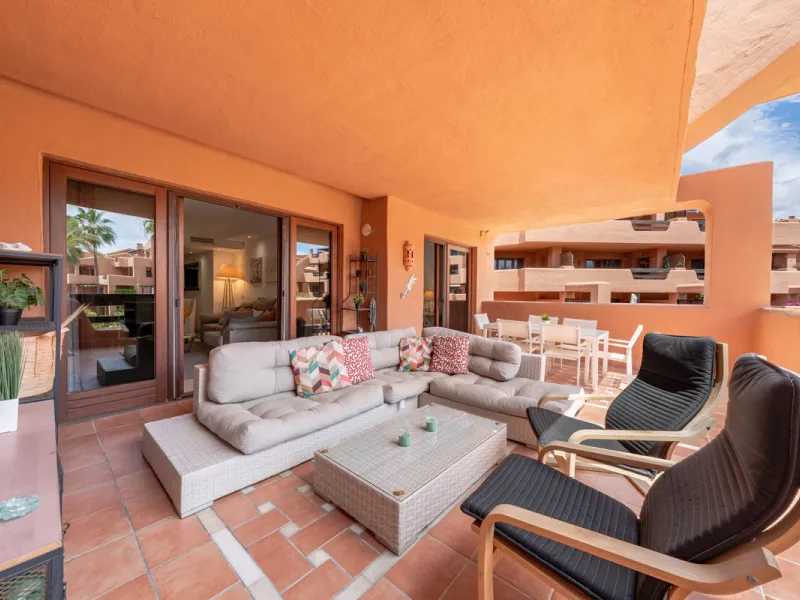 Apartment - Middle Floor Apartment в продаже в Estepona, Málaga. В доме 2 спален и 2 ванных комнат. Площадь дома 170 м²