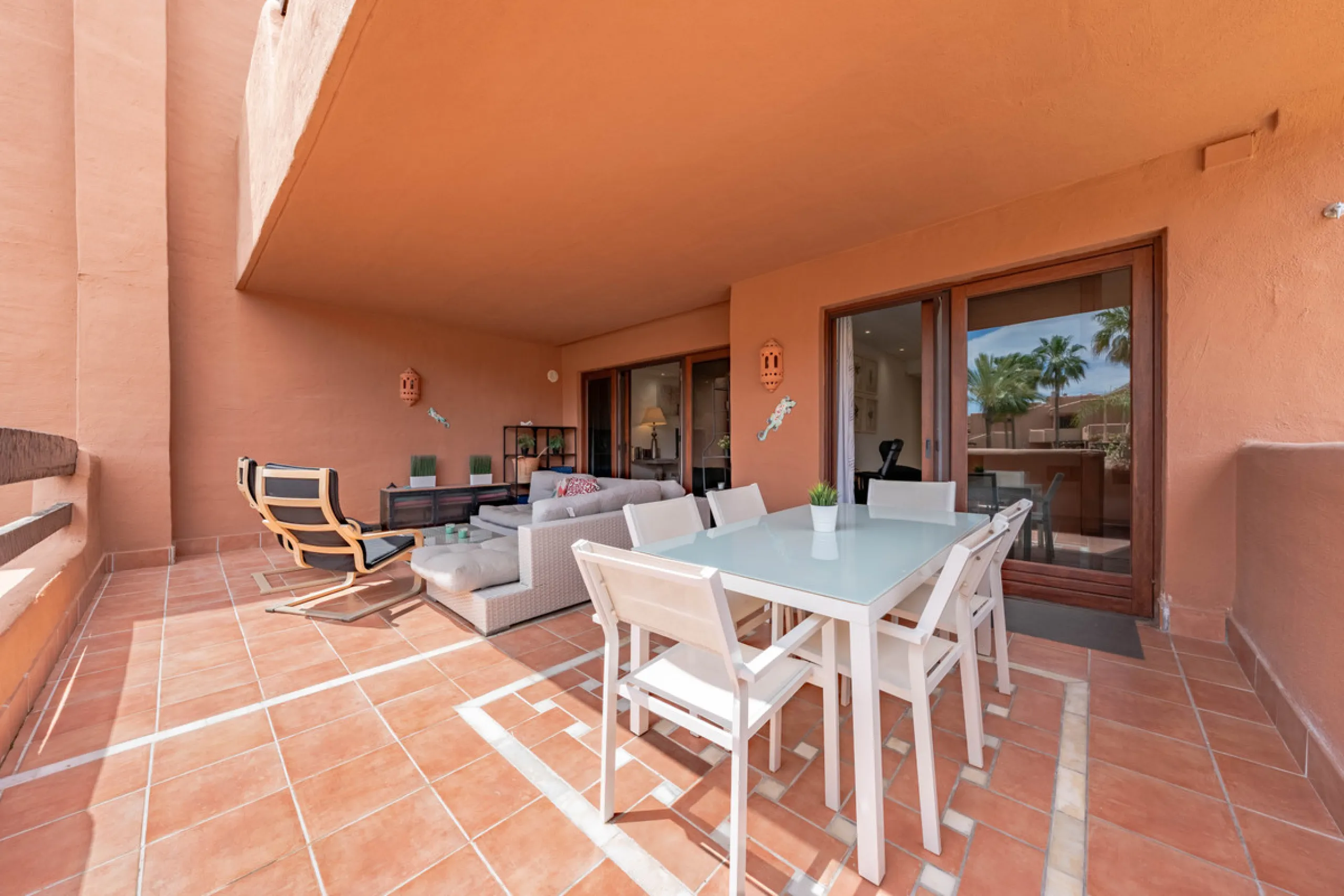 Apartment - Middle Floor Apartment в продаже в Estepona, Málaga. В доме 2 спален и 2 ванных комнат. Площадь дома 170 м²