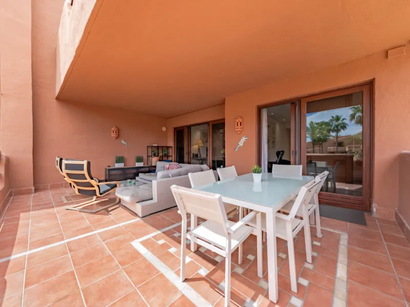 Apartment - Middle Floor Apartment в продаже в Estepona, Málaga. В доме 2 спален и 2 ванных комнат. Площадь дома 170 м²