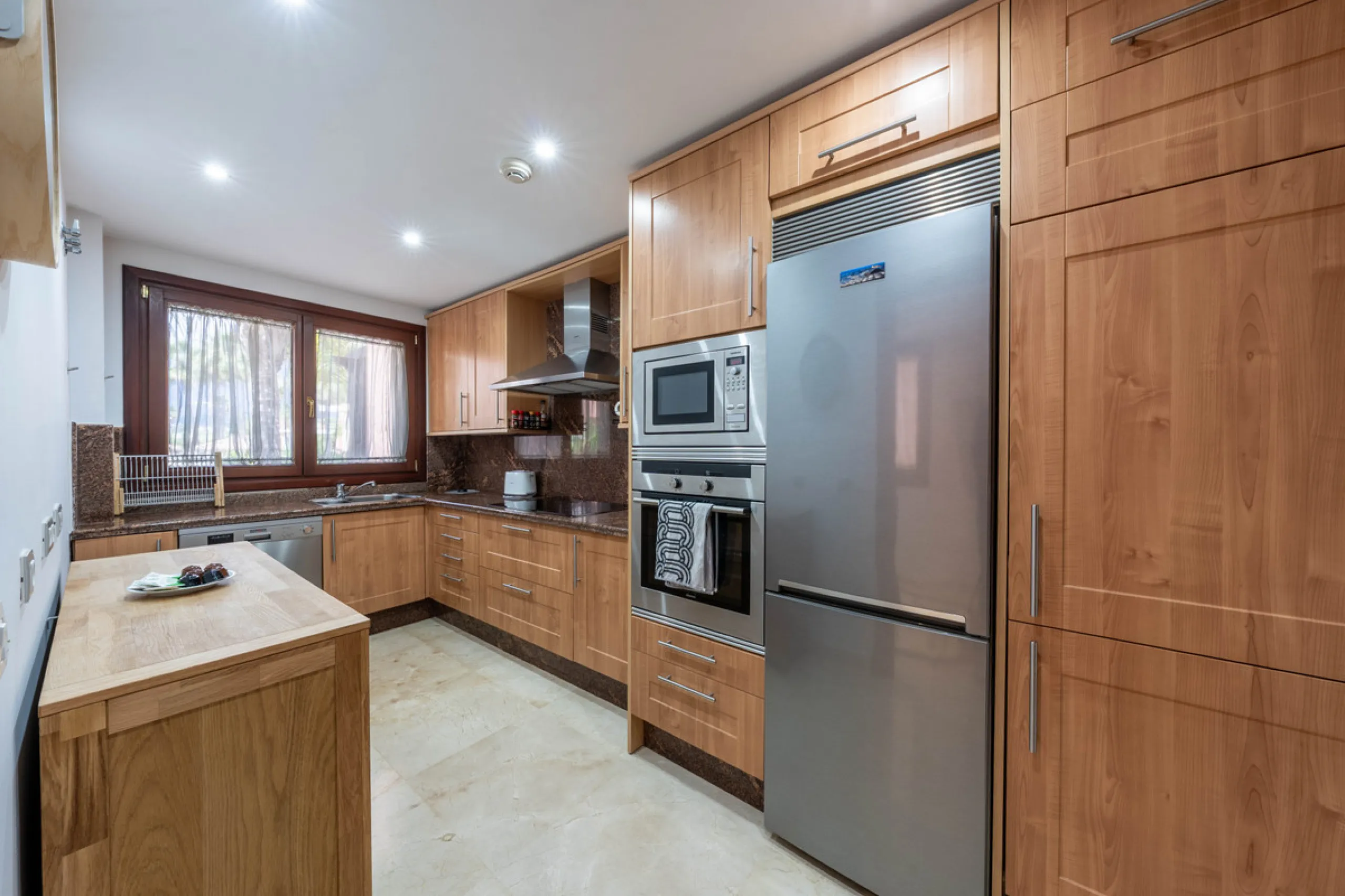 Apartment - Middle Floor Apartment в продаже в Estepona, Málaga. В доме 2 спален и 2 ванных комнат. Площадь дома 170 м²