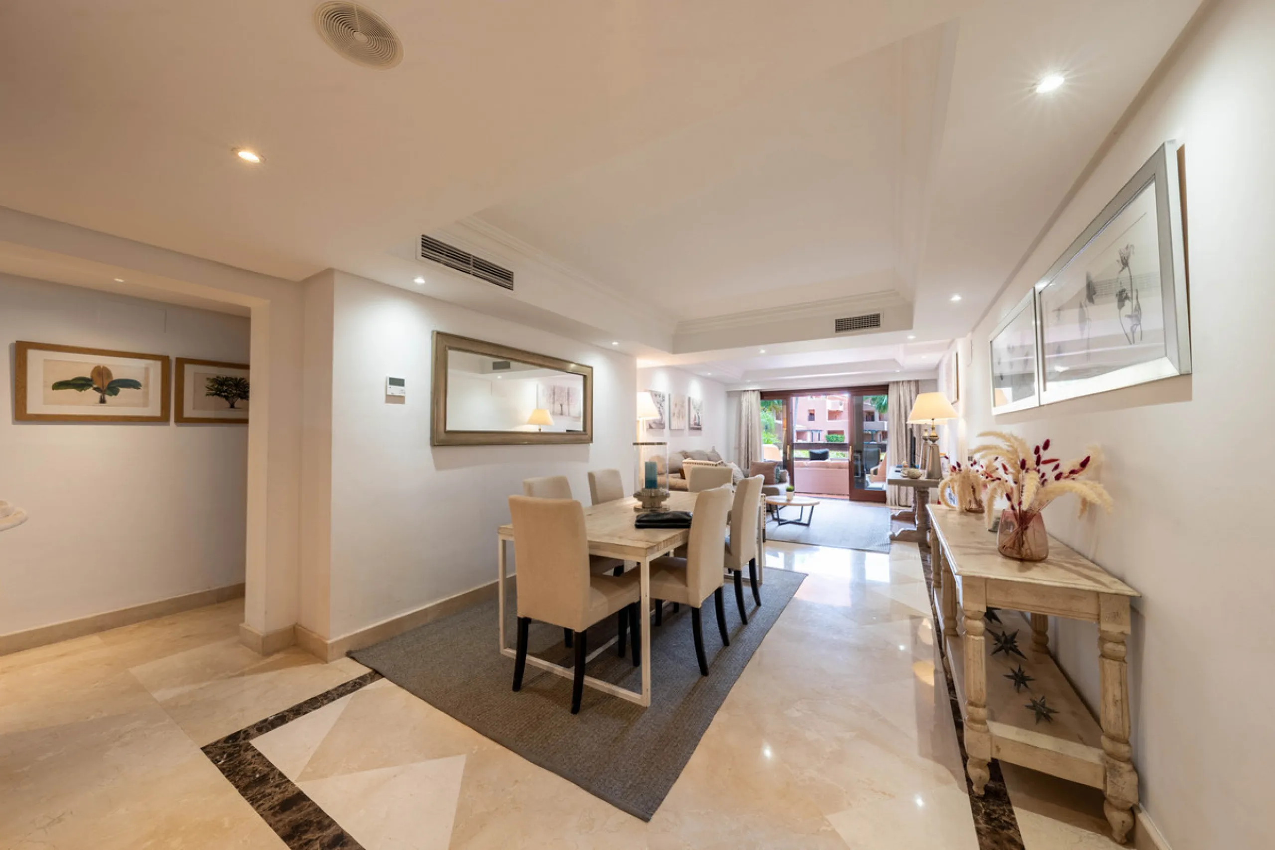 Apartment - Middle Floor Apartment в продаже в Estepona, Málaga. В доме 2 спален и 2 ванных комнат. Площадь дома 170 м²