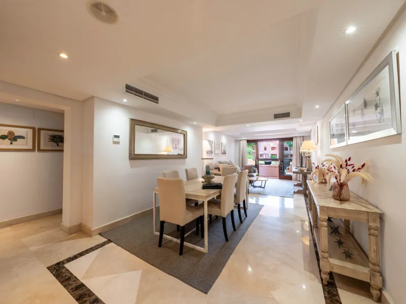 Apartment - Middle Floor Apartment в продаже в Estepona, Málaga. В доме 2 спален и 2 ванных комнат. Площадь дома 170 м²