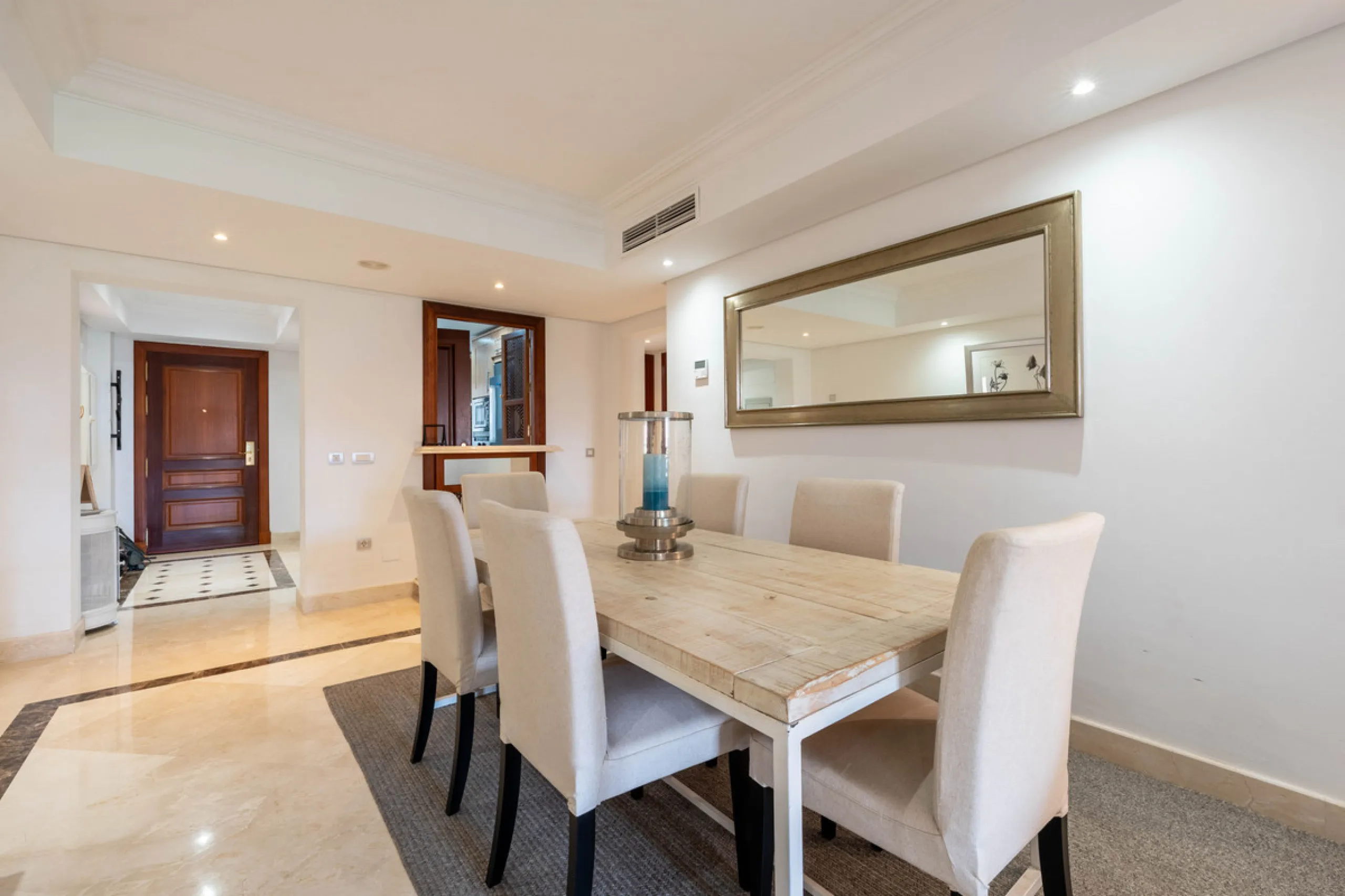 Apartment - Middle Floor Apartment в продаже в Estepona, Málaga. В доме 2 спален и 2 ванных комнат. Площадь дома 170 м²