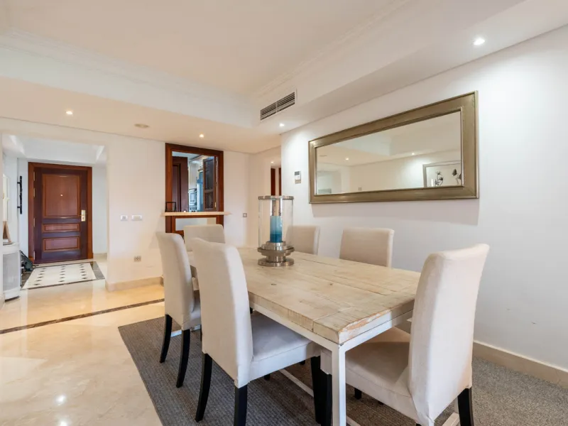 Apartment - Middle Floor Apartment в продаже в Estepona, Málaga. В доме 2 спален и 2 ванных комнат. Площадь дома 170 м²