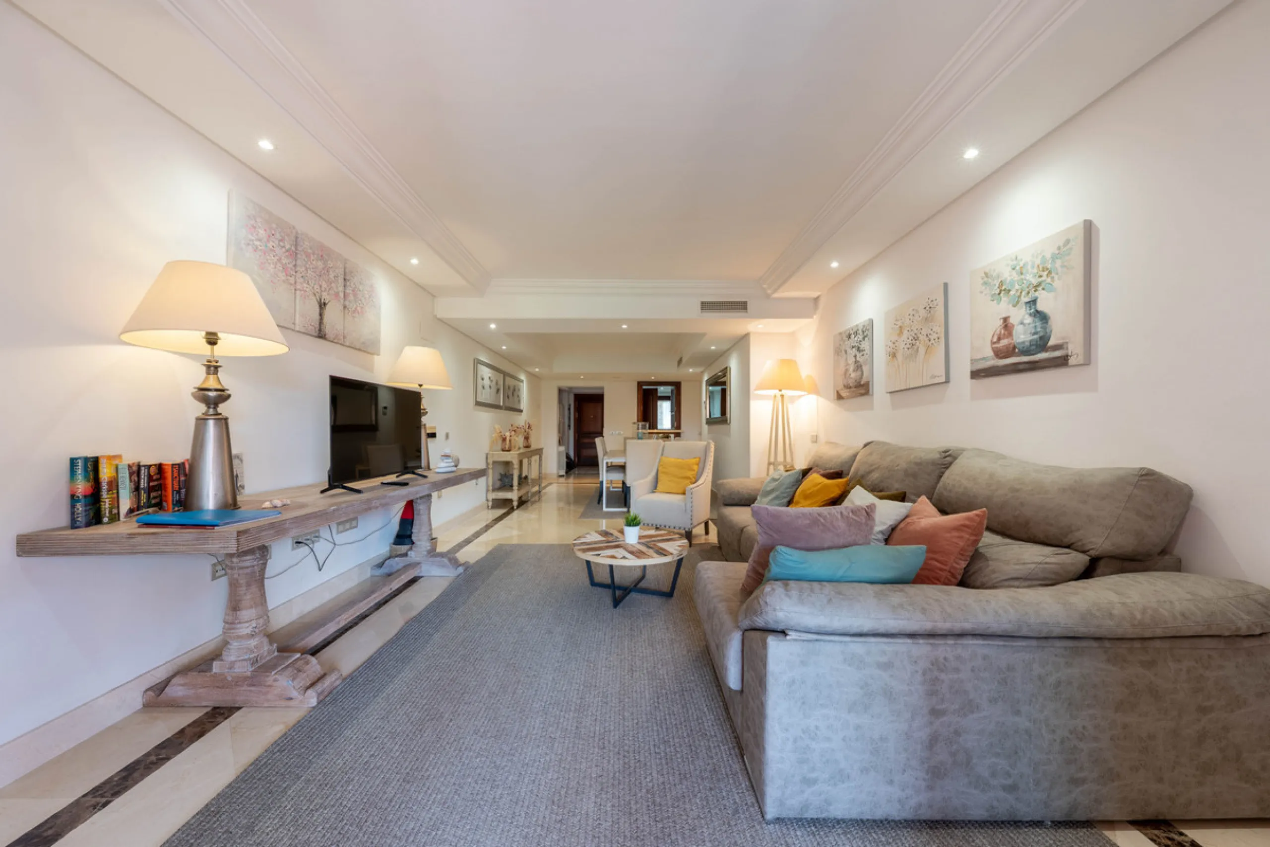 Apartment - Middle Floor Apartment в продаже в Estepona, Málaga. В доме 2 спален и 2 ванных комнат. Площадь дома 170 м²