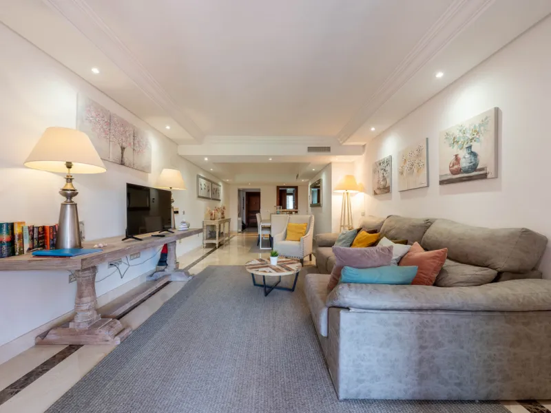 Apartment - Middle Floor Apartment в продаже в Estepona, Málaga. В доме 2 спален и 2 ванных комнат. Площадь дома 170 м²