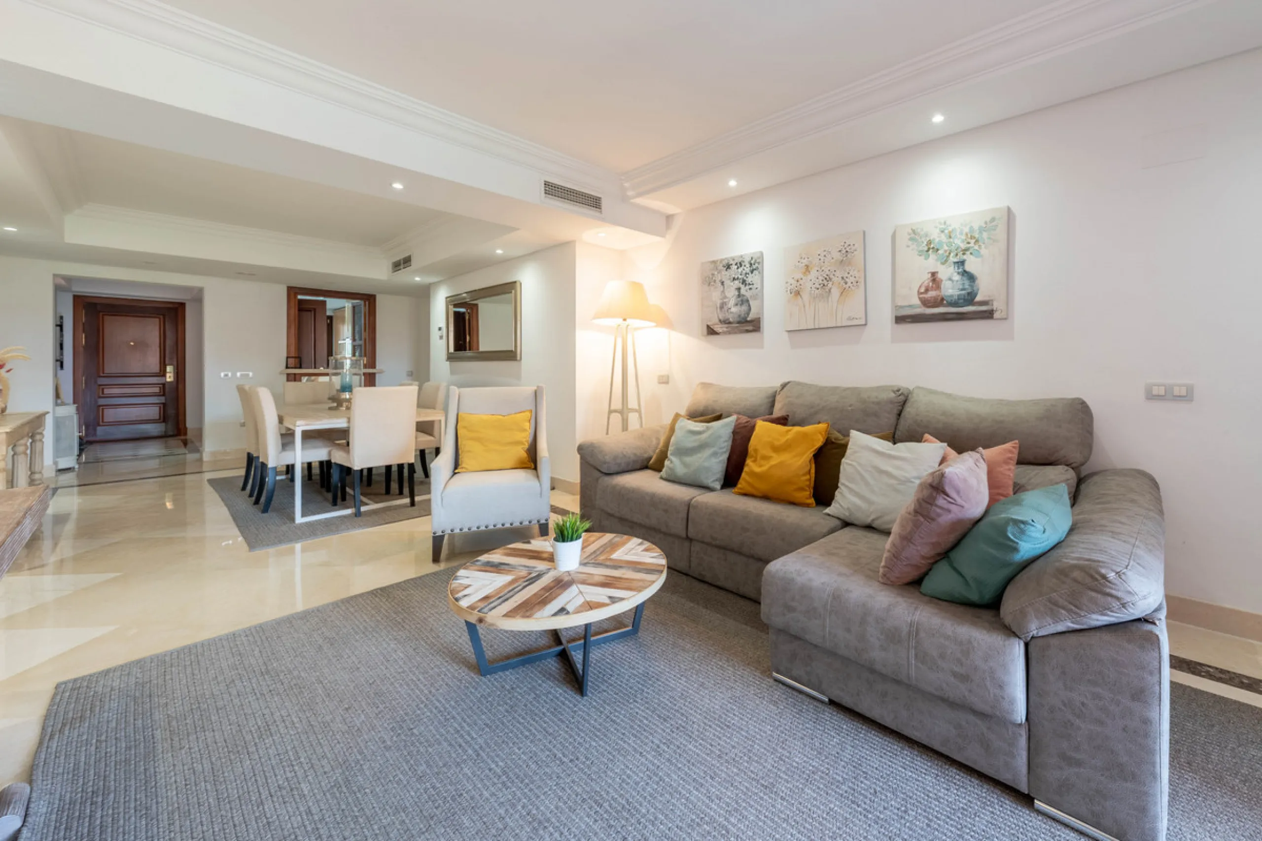 Apartment - Middle Floor Apartment в продаже в Estepona, Málaga. В доме 2 спален и 2 ванных комнат. Площадь дома 170 м²