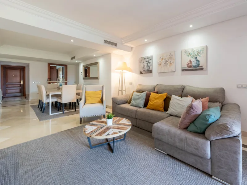 Apartment - Middle Floor Apartment в продаже в Estepona, Málaga. В доме 2 спален и 2 ванных комнат. Площадь дома 170 м²