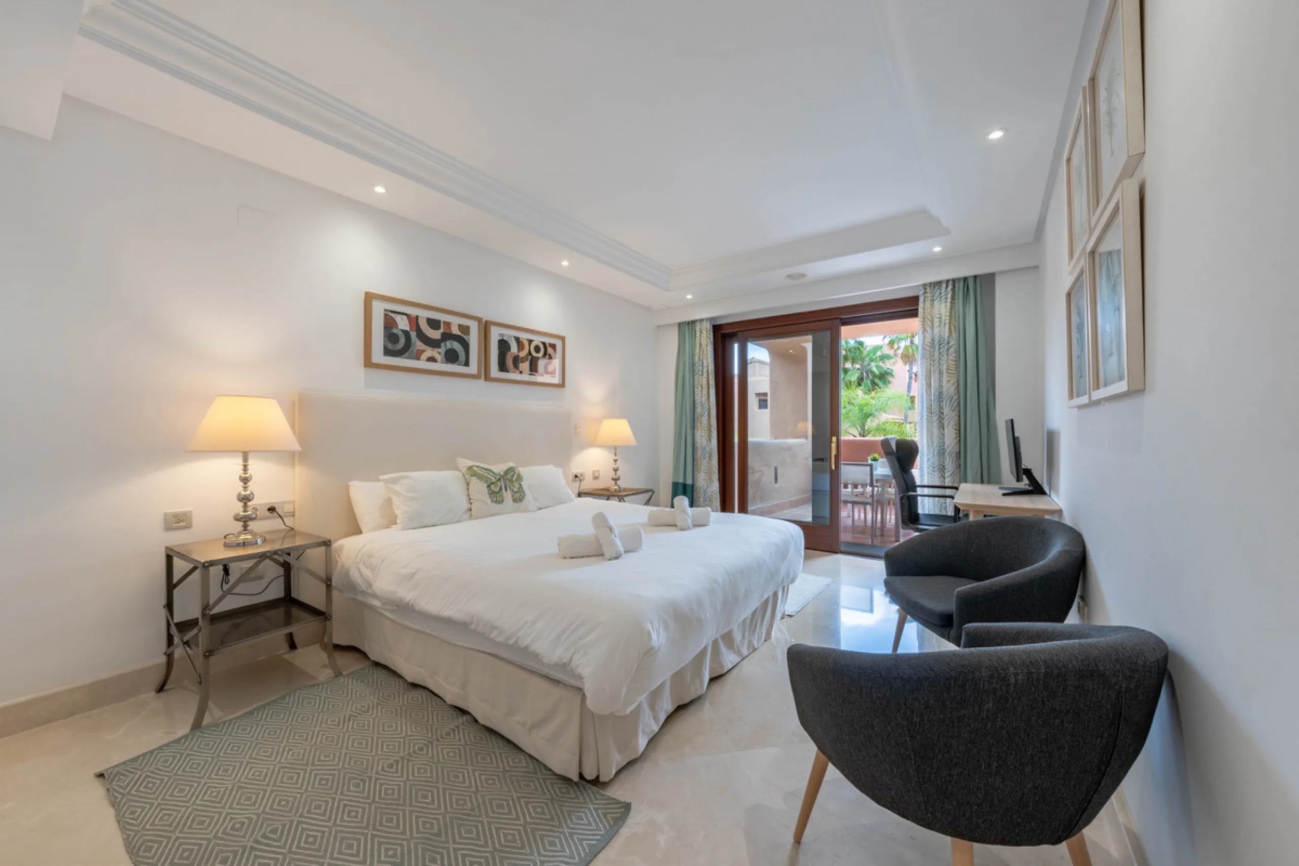 Apartment - Middle Floor Apartment в продаже в Estepona, Málaga. В доме 2 спален и 2 ванных комнат. Площадь дома 170 м²