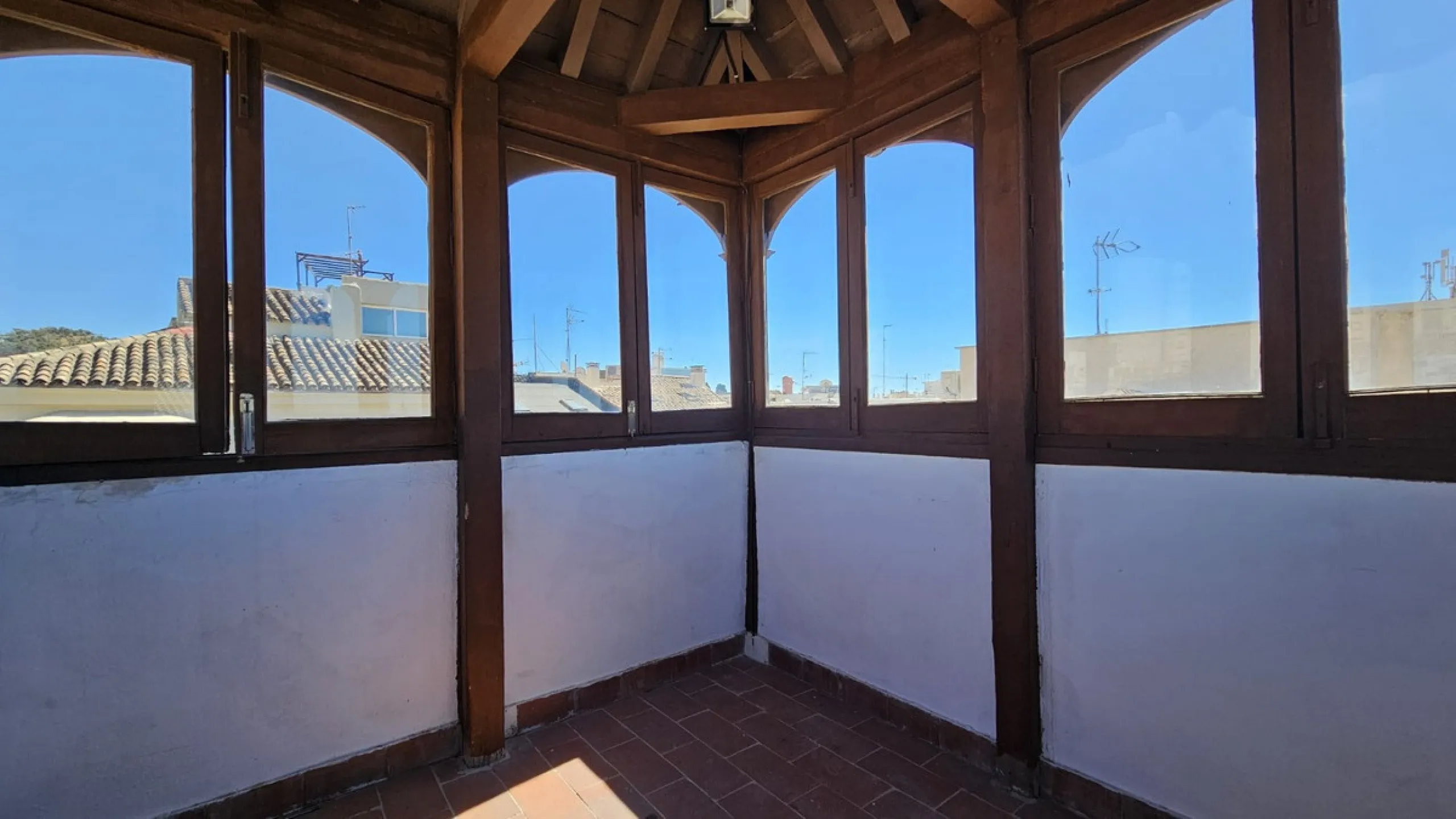 Boutique hotel located in the heart of Málaga, on a quiet street yet close to all services and amenities. It boasts 590 m² of built area and 13 rooms distributed over four floors, including a penthouse with a turret.
