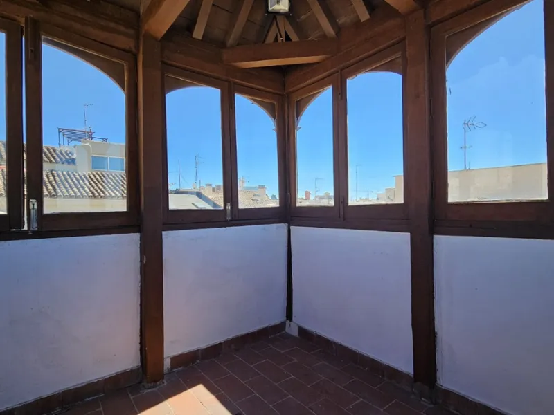 Boutique hotel located in the heart of Málaga, on a quiet street yet close to all services and amenities. It boasts 590 m² of built area and 13 rooms distributed over four floors, including a penthouse with a turret.