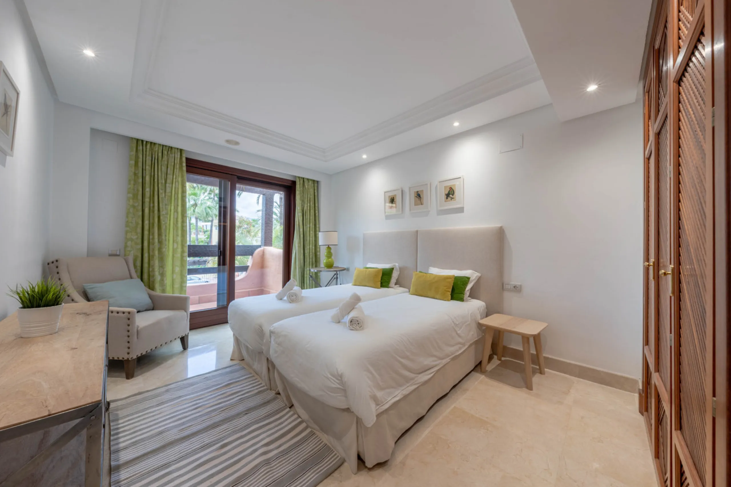 Apartment - Middle Floor Apartment в продаже в Estepona, Málaga. В доме 2 спален и 2 ванных комнат. Площадь дома 170 м²