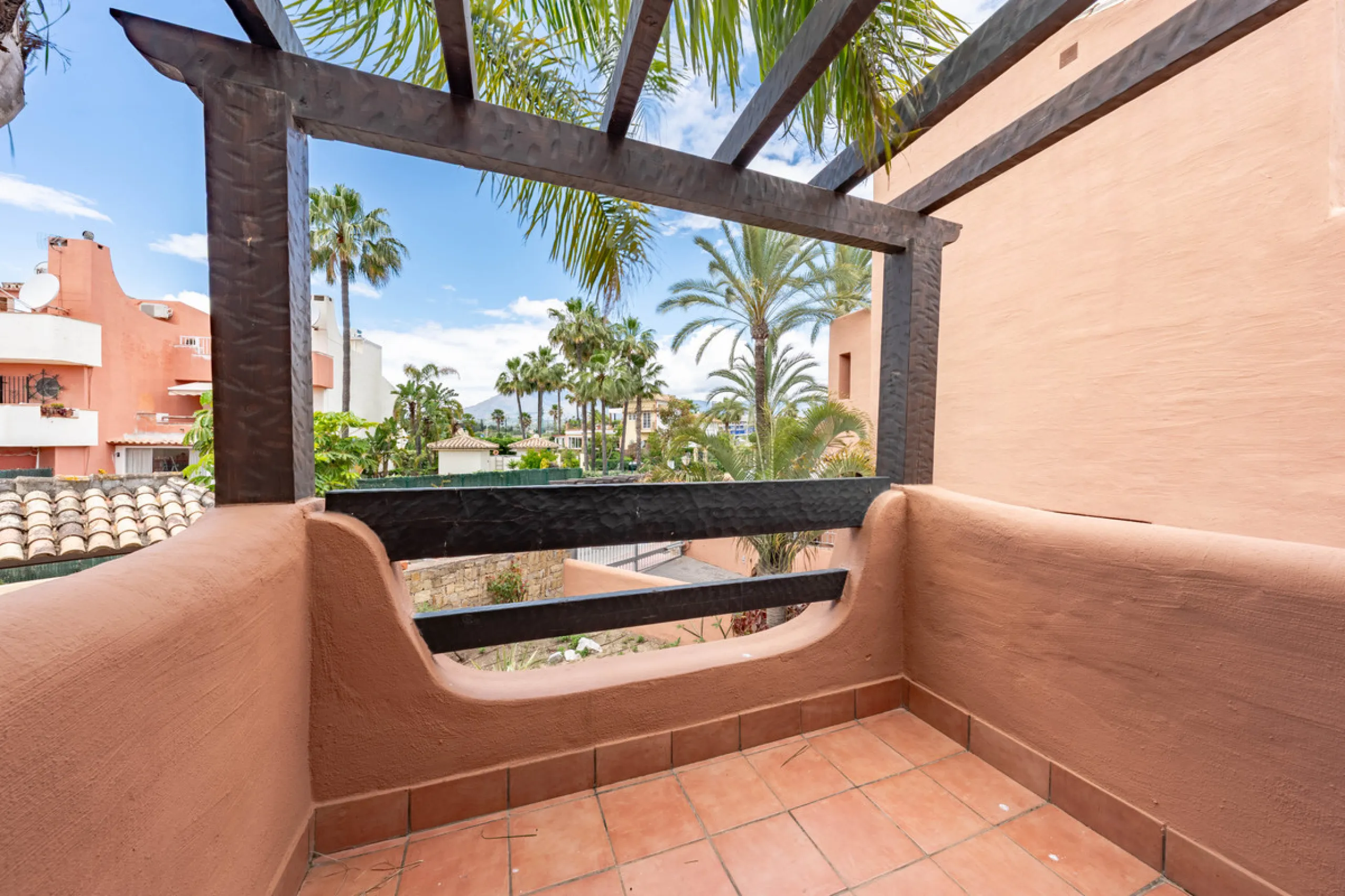 Apartment - Middle Floor Apartment в продаже в Estepona, Málaga. В доме 2 спален и 2 ванных комнат. Площадь дома 170 м²