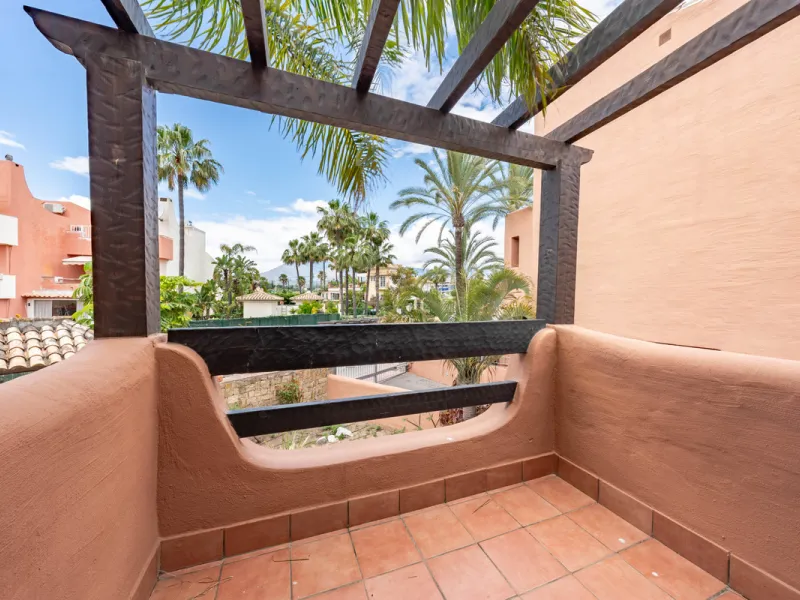 Apartment - Middle Floor Apartment в продаже в Estepona, Málaga. В доме 2 спален и 2 ванных комнат. Площадь дома 170 м²